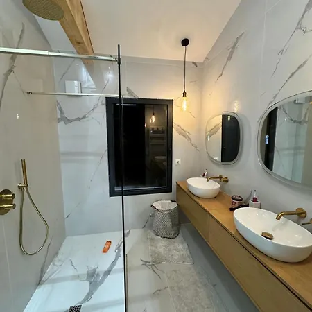 Superbe Moderne Au Calme Et Proche De La *